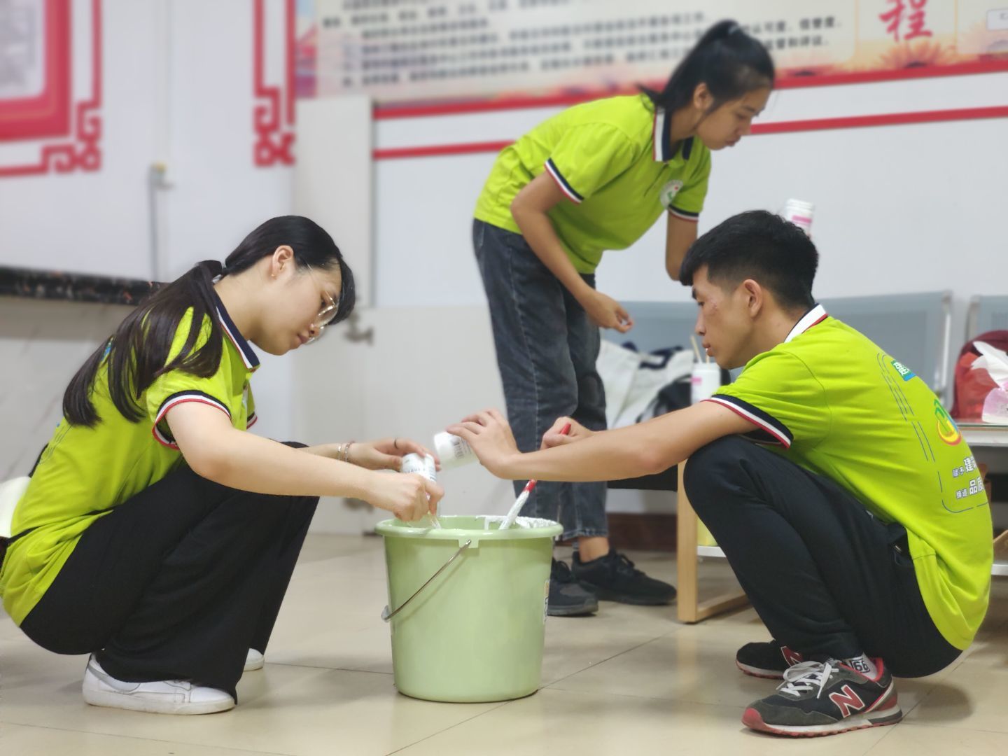 实践团成员调配墙绘颜料